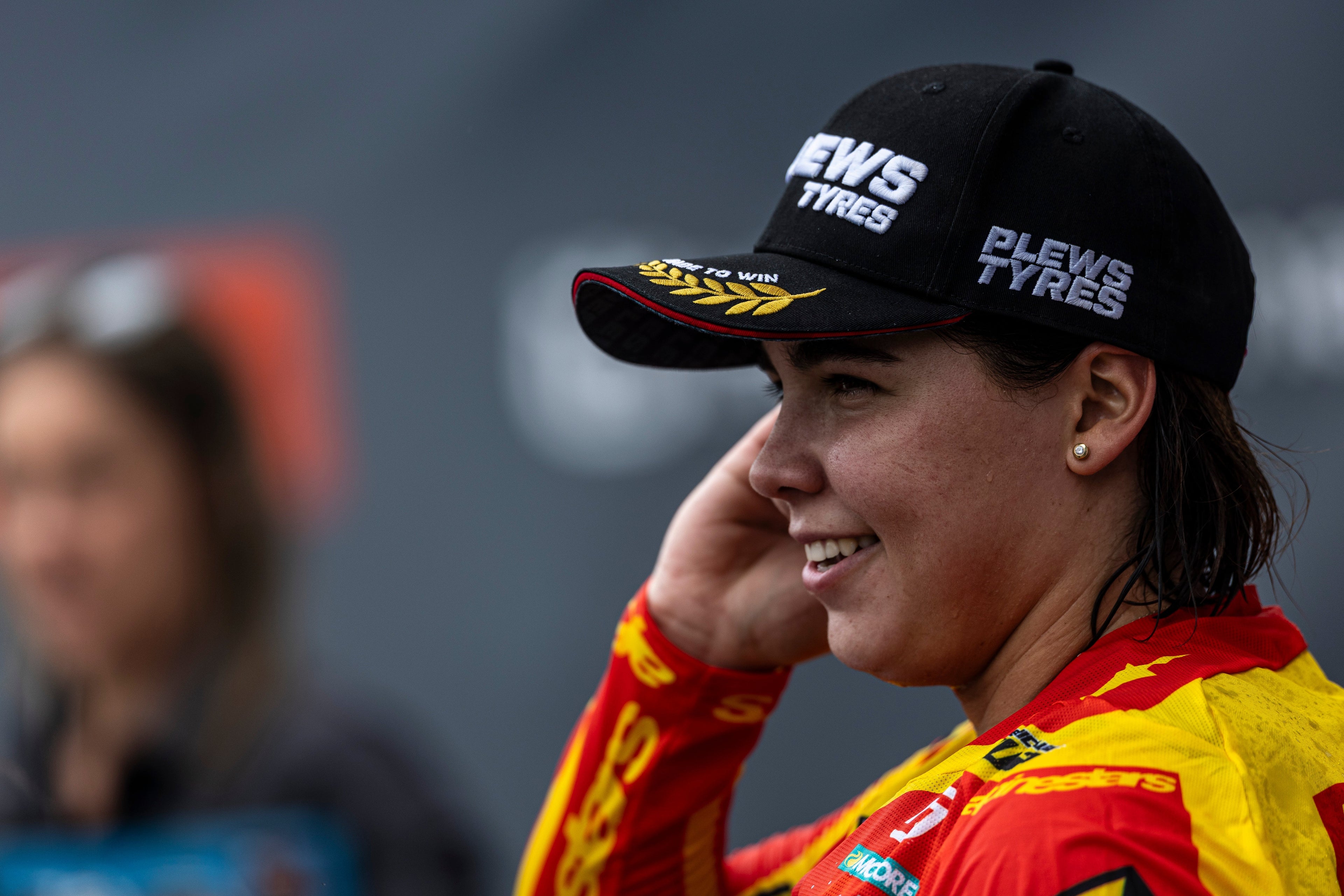 Daniela Guillén defiende el liderato del Mundial en Gran Bretaña y presenta su primer merchandising oficial